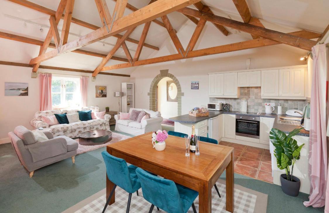 Spacious Swallow Cottage Тисбъри Екстериор снимка