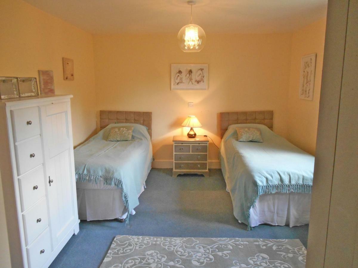 Spacious Swallow Cottage Тисбъри Екстериор снимка
