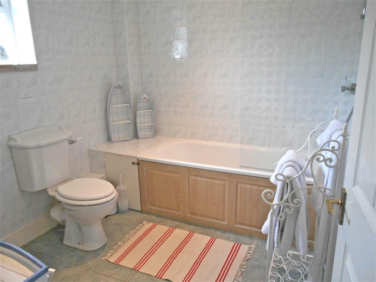 Spacious Swallow Cottage Тисбъри Екстериор снимка